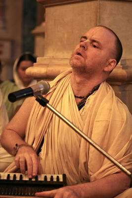 Во Вриндаване оставил этот мир знаменитый певец-киртания Аиндра Прабху