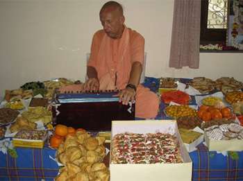 Подношение ЕС Бхакти Вигьяны Госвами Махараджа на Вьяса-пуджу ЕС Бхактивайбхавы Свами в 2010 году