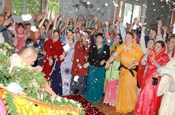 Подношение ЕС Бхакти Вигьяны Госвами Махараджа на Вьяса-пуджу ЕС Бхактивайбхавы Свами в 2010 году