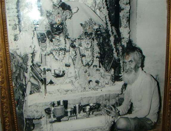 Гхана Шйама Бабы из храма Шри Шри Радха-Гопиджанаваллабхи