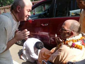  Подношение ЕМ Чайтаньи Чандры Чарана Прабху на Вьяса-пуджу ЕС Джаяпатаки Свами