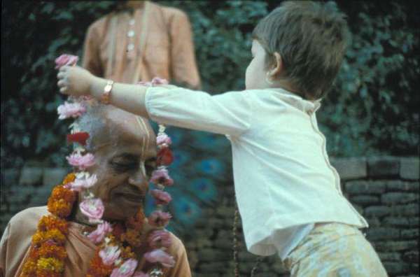 shrila-prabhupada-accepting-garland-from-child